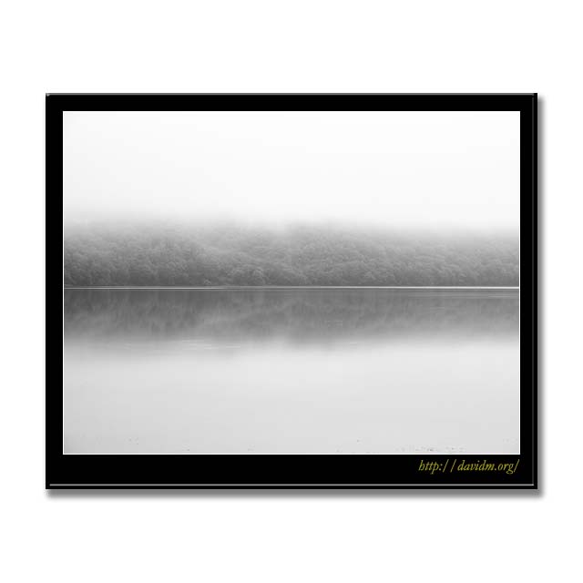 霧のクッタラ湖 B&W