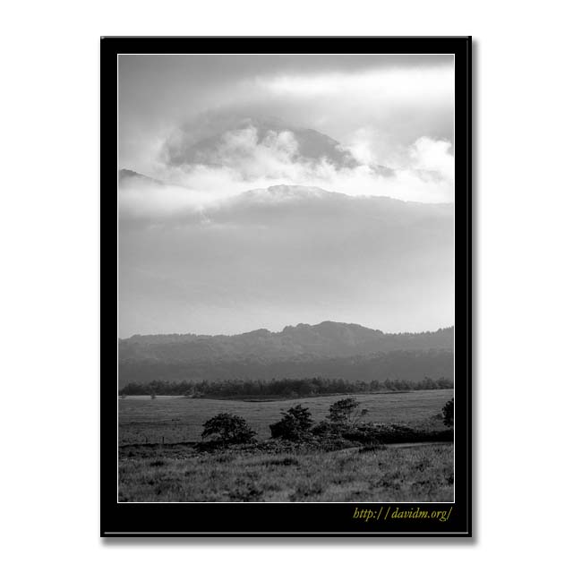来馬岳と札内高原の牧草地 B&W