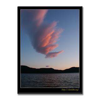 朝陽に染まるクッタラ湖の上の雲