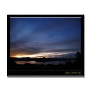 洞爺湖の夜明け前の星空の写真
