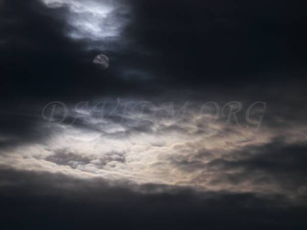 雲と太陽が織りなす神秘的な風景の写真