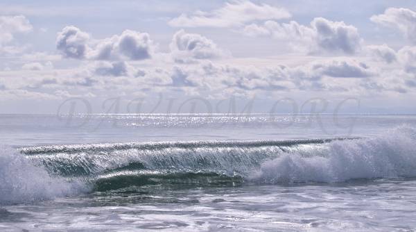 イタンキ浜に打ち寄せる波の写真