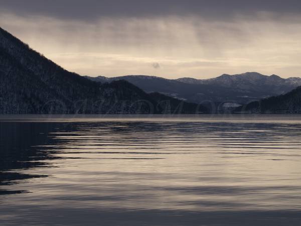 朝の洞爺湖の光の写真