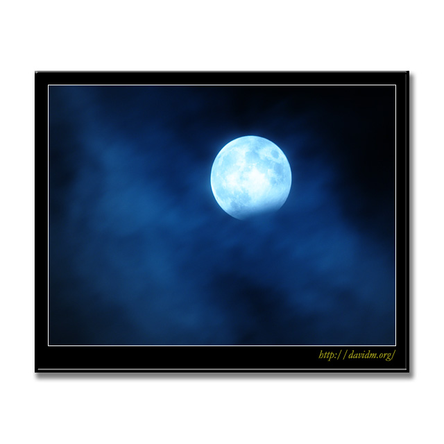 雲から現れる部分月食の月