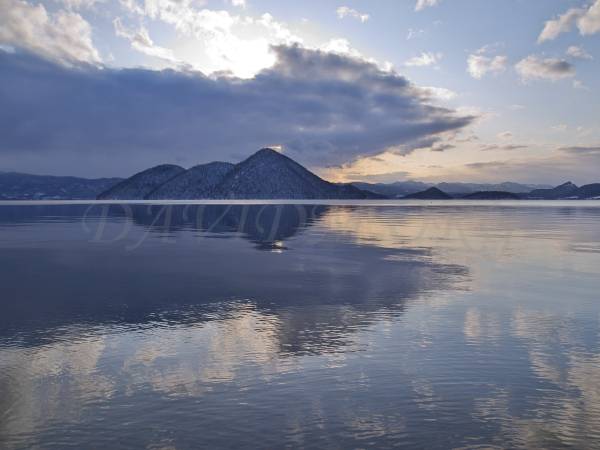 洞爺湖の朝の風景写真