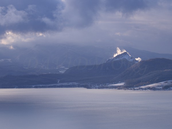 昭和新山と水蒸気の写真