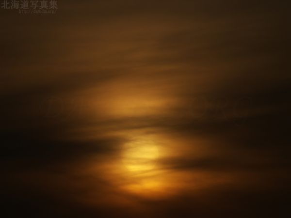 今月の壁紙：雲にくるまれた夕陽