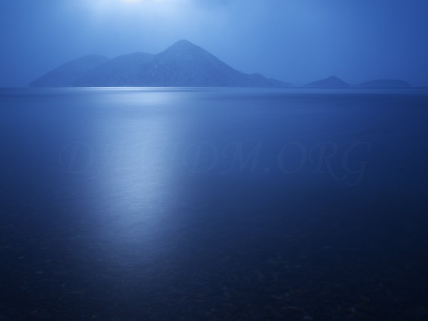 写真：洞爺湖に降り注ぐ柔らかい光