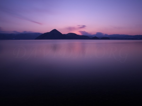 洞爺湖の静かな夜明け