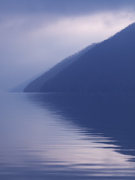 朝の洞爺湖の写真
