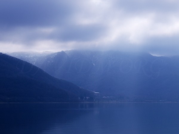 洞爺湖の山間の村に注ぐ光の写真