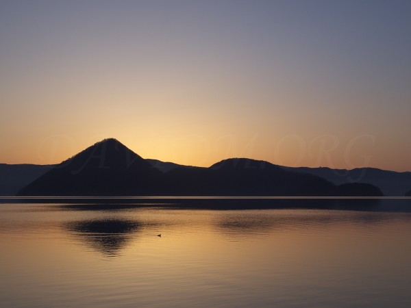 夜明け直前の洞爺湖の写真