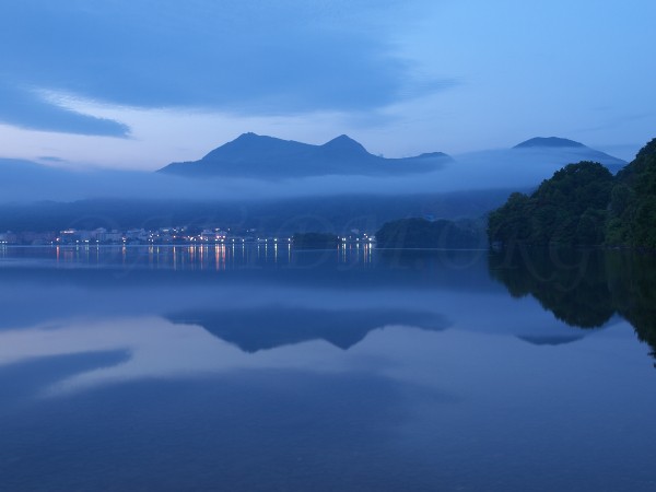 洞爺湖の湖面に映し出された有珠山の写真