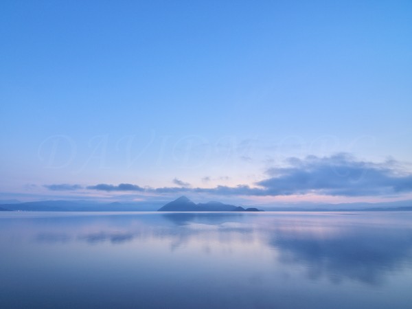 洞爺湖の朝の写真