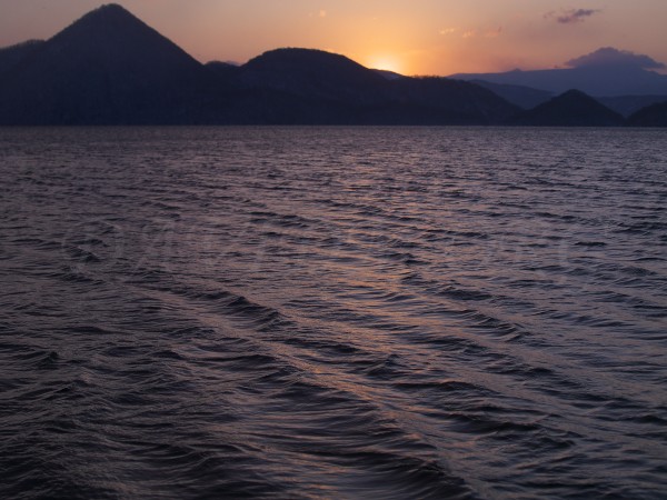 波立つ洞爺湖の朝