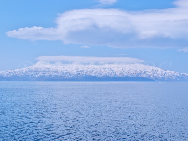 残雪の知床連山の写真