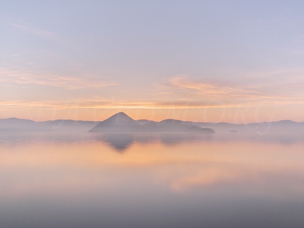 朝の洞爺湖の写真