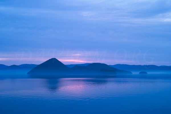 洞爺湖の朝の写真