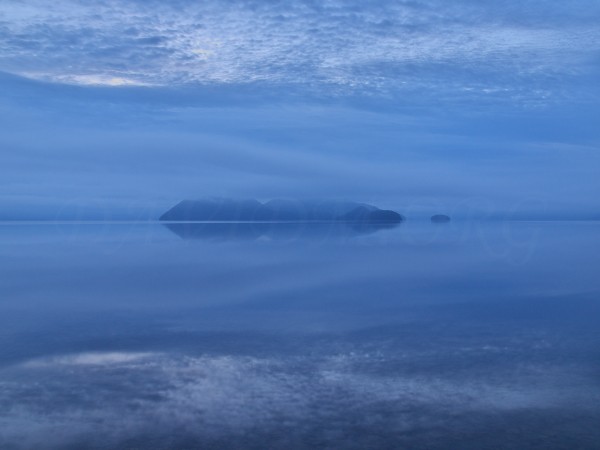 夜明け前の洞爺湖の写真