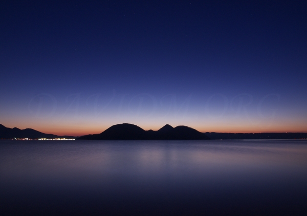 夜直前の洞爺湖の写真