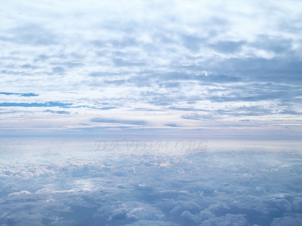 機上から眺める空と空の間