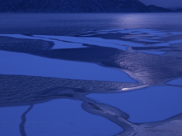 凍る洞爺湖の写真