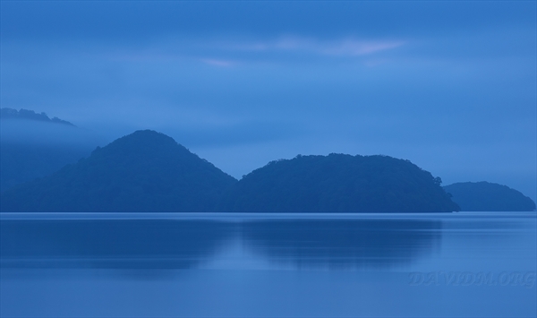 霧の洞爺湖の朝の写真