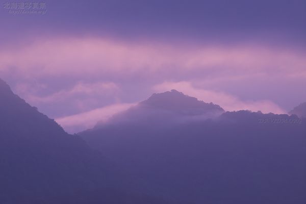 今月の壁紙: 雲がかかる洞爺湖の中島