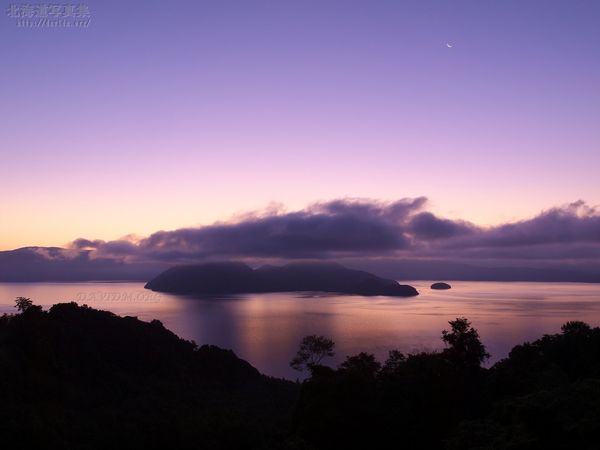 今月の壁紙: 夜明け前の洞爺湖