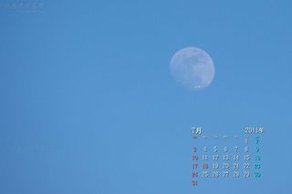 7月の壁紙カレンダー： 月を横切る飛行機