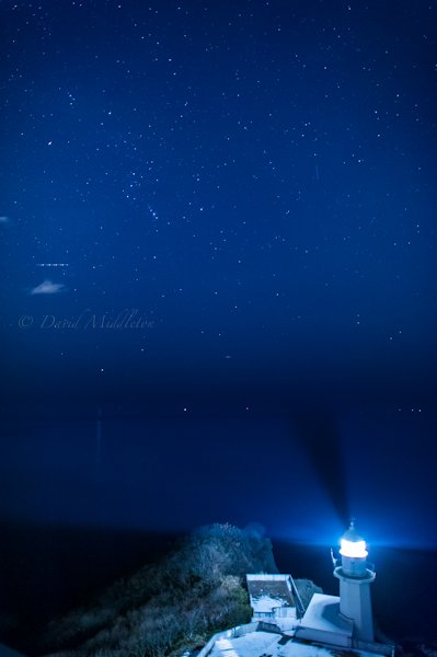 地球岬の灯台と星空