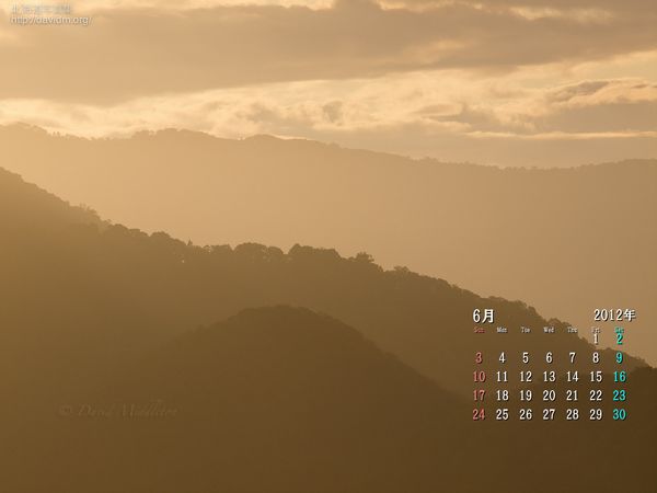 6月の壁紙カレンダー: 朝の光に重なる稜線