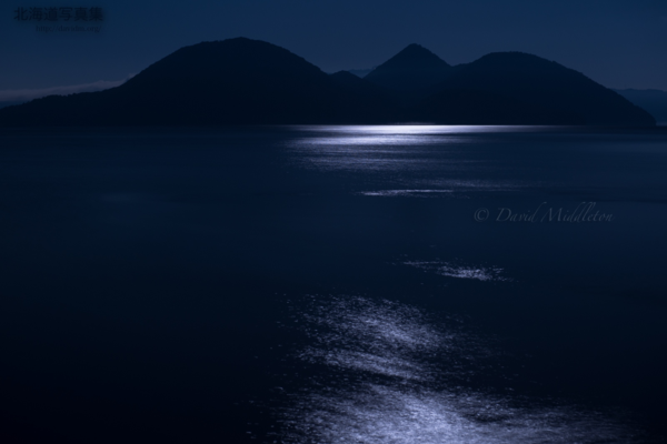 今月の壁紙:　洞爺湖と月光