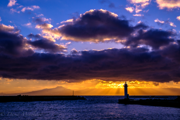 灯台と夕陽の写真