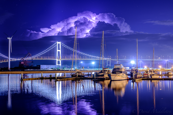 雷雲とマリーナの写真